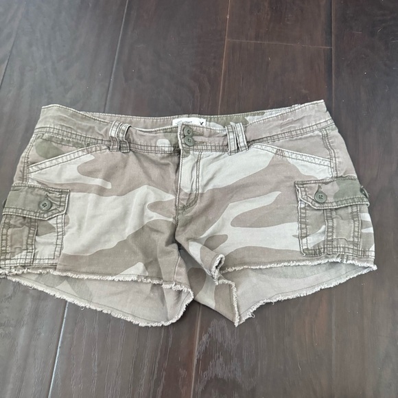 Y2K Cargo Camo Shorts Women’s Low Rise Distressed Cutoff Utility Pockets 10 - Picture 2 of 6